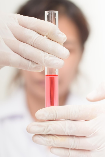 Close-up van pipette met roze vloeistof