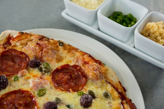 Close-up van pizza geserveerd op een pizzadienblad