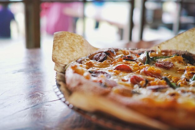 Foto close-up van pizza op het bord