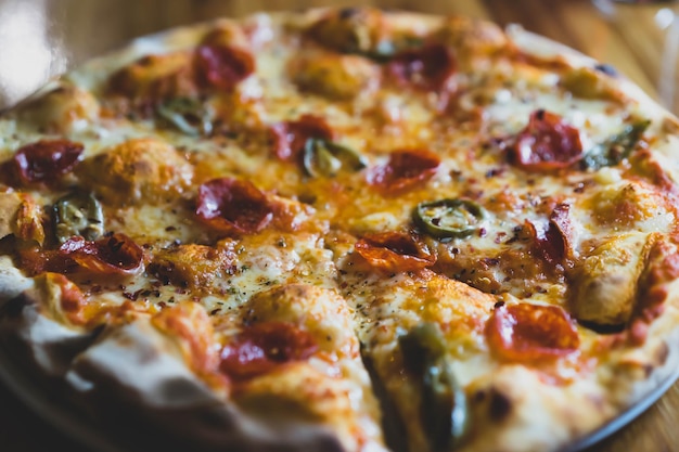 Close-up van pizza op tafel