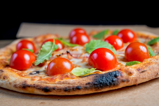 Close-up van pizza op tafel