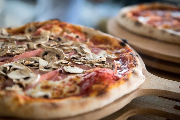 Foto close-up van pizza op tafel