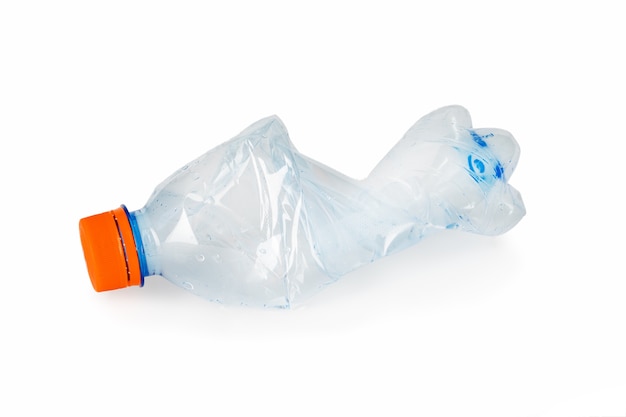 Close-up van plastic fles op witte achtergrond. afval, vervuiling van het milieu.