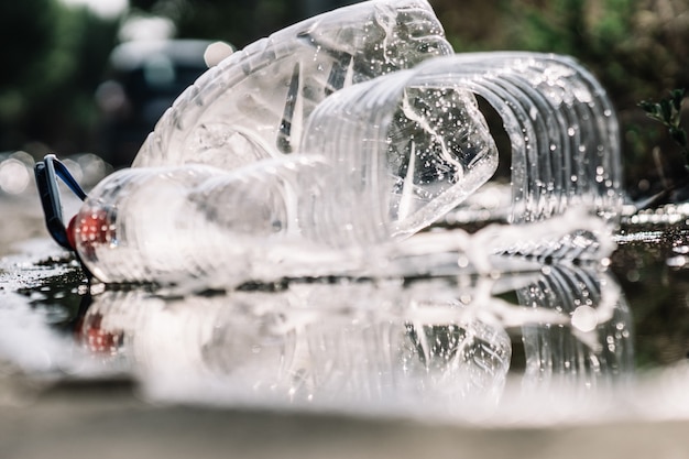 Close up van plastic vast afval drijvend op het water. waterdruppels op het doorzichtige plastic.