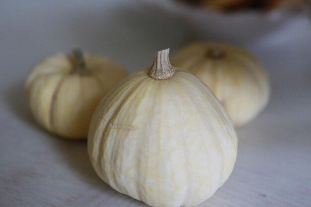 Foto close-up van pompoenen op tafel