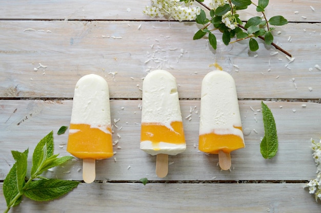 Close-up van popsicles met kruiden op een houten tafel