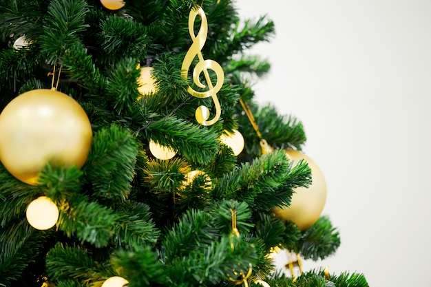 CLOSE-UP VAN prachtige versierde kerstboom