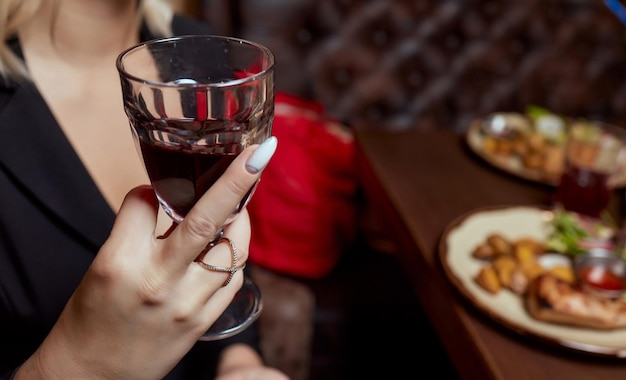 Close-up van prachtige vrouw met een glas champagne feest en vakantieviering