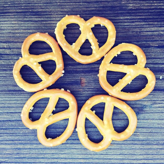 Foto close-up van pretzels op een houten tafel
