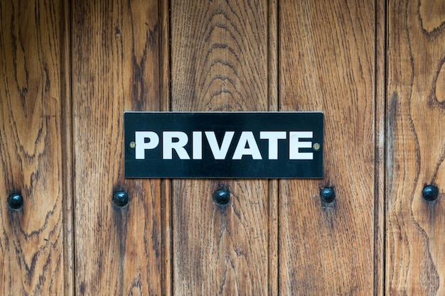 Foto close-up van privé tekst op houten deur