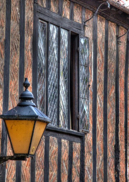 Foto close-up van raam en historische muur