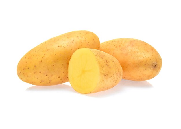 Foto close-up van rauwe aardappelen op een witte achtergrond