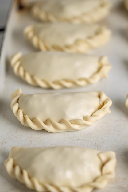 Close-up van rauwe Argentijnse empanadas op een schotel