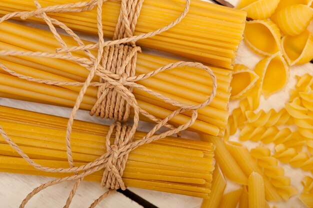 Close-up van rauwe pasta bundels op tafel