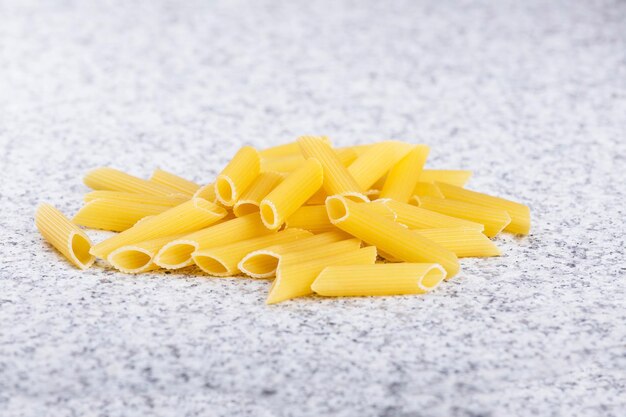 Foto close-up van rauwe pasta op tafel