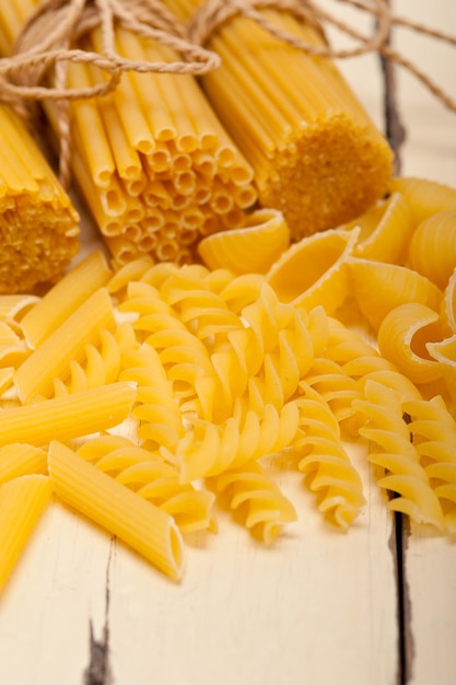 Foto close-up van rauwe pasta op tafel