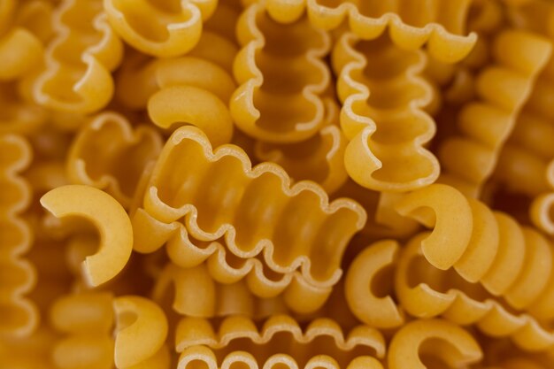 Close-up van rauwe riccioli pasta op houten oppervlak