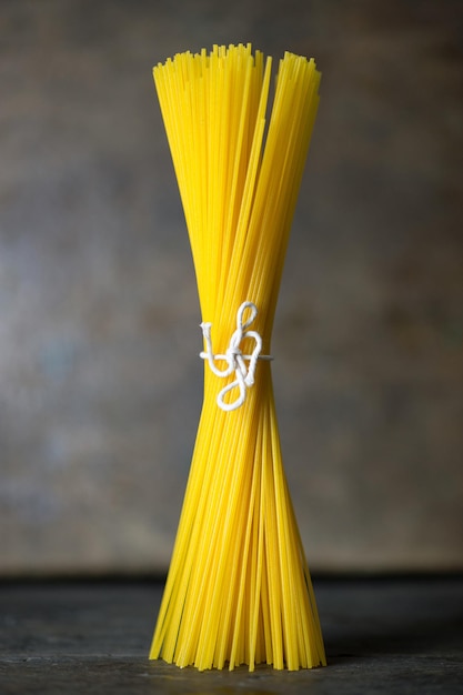 Close-up van rauwe spaghetti op tafel