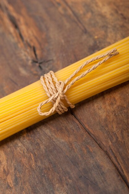 Foto close-up van rauwe spaghetti vastgebonden op tafel