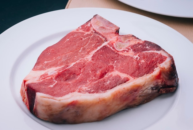 Close-up van rauwe steak op bord