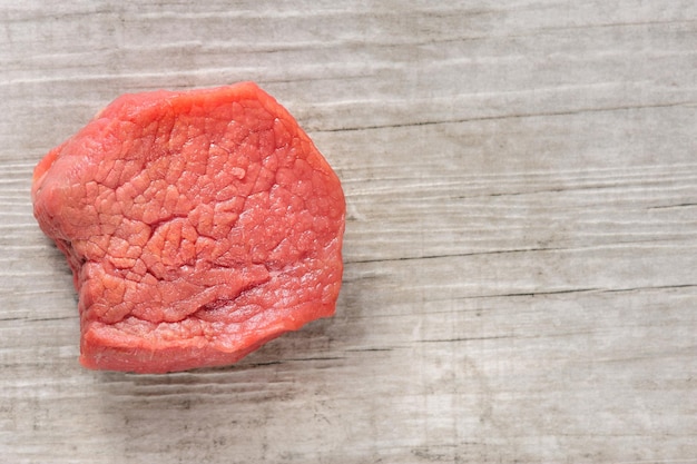 Close-up van rauwe steak op tafel