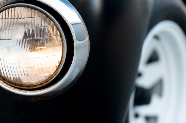 Close-up van retro auto voorlicht antieke auto's met roest detail van de koplamp van een oude auto