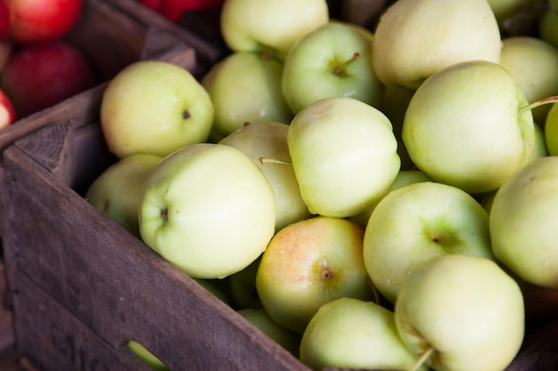 Foto close-up van rijpe appels in een houten doos