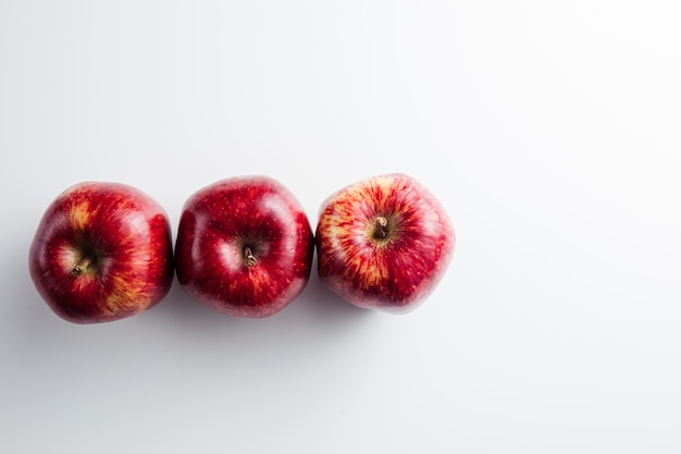 Close-up van rijpe rode appels geïsoleerd