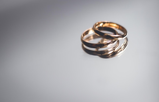 Close-up van ringen op tafel