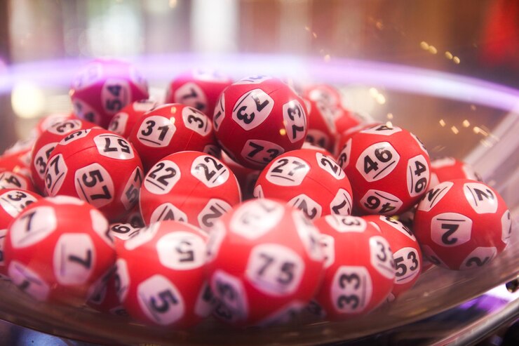 Foto close-up van rode bal op tafel