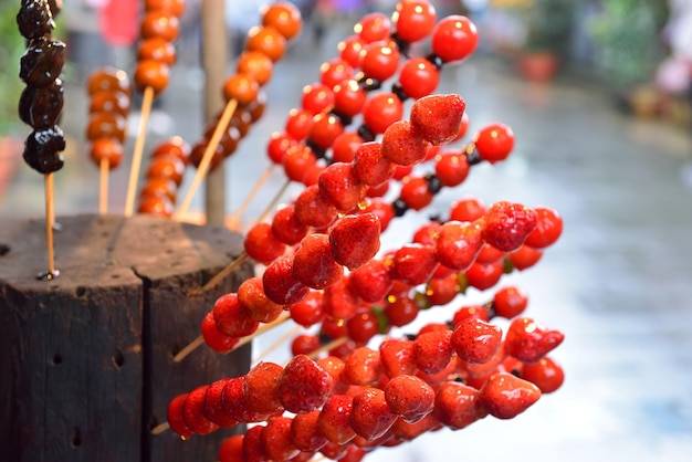 Foto close-up van rode bessen die buiten hangen