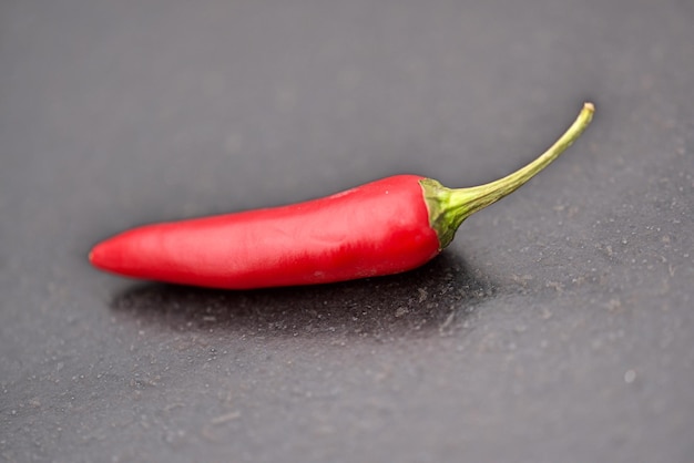 Foto close-up van rode chili peper op tafel