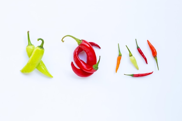 Foto close-up van rode chili peper tegen een witte achtergrond