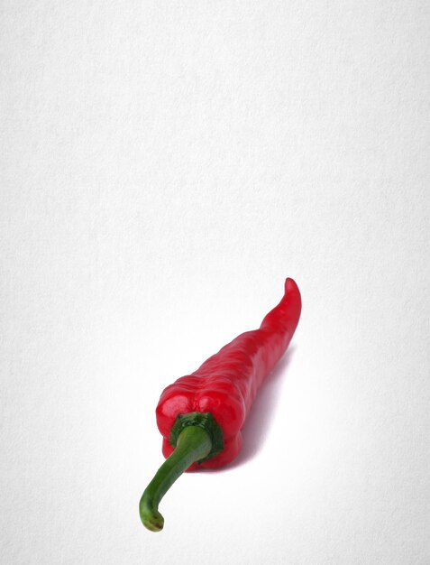 Foto close-up van rode chili peper tegen een witte achtergrond