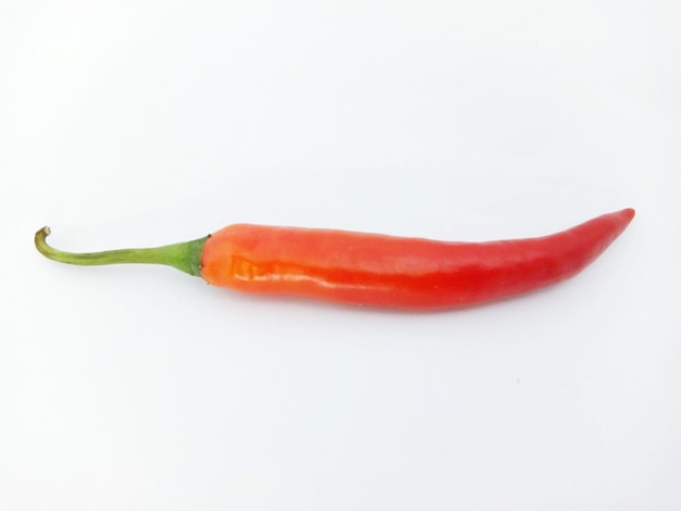 Close-up van rode chili peper tegen een witte achtergrond