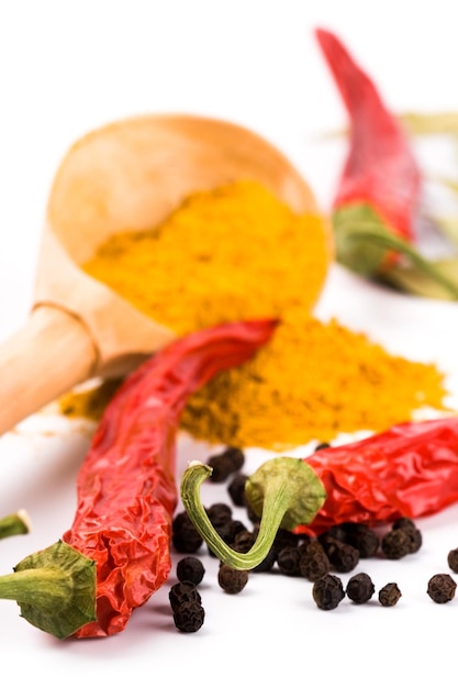 Foto close-up van rode chili pepers op een bord