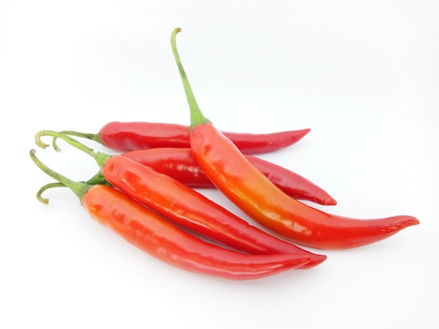Close-up van rode chili pepers op een witte achtergrond