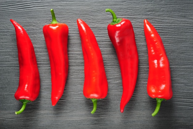 Close-up van rode chili pepers op tafel