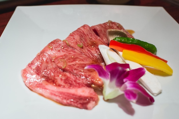 Close-up van rode chili pepers op tafel