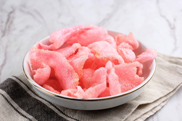 Close-up van rode crackers of kerupuk Merah gemaakt van tapiocameel, meestal geserveerd voor begeleide Lontong Sayur Padang (Minangnese groentecurry)