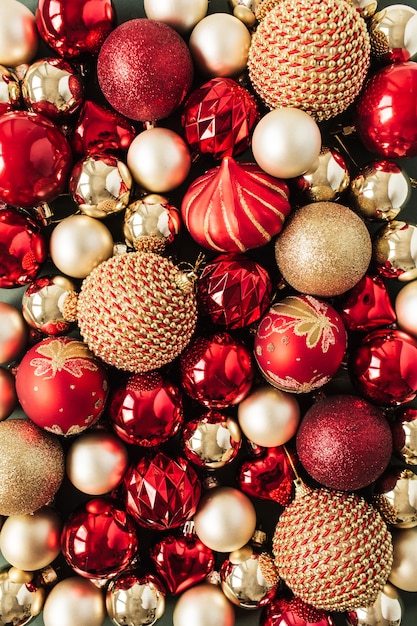 Close-up van rode en gouden kerstballen ballen