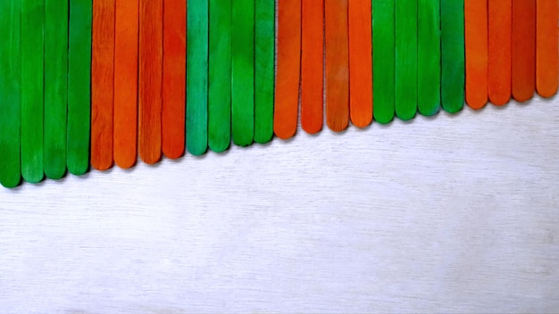 Close-up van rode en groene stokken op tafel
