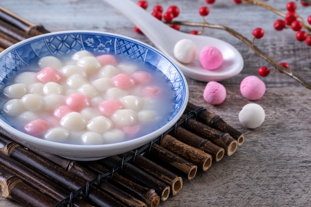 Close-up van rode en witte tangyuan (tang-yuan, kleverige rijstbolballen) in blauwe kom. Winterzonnewende festival eten.