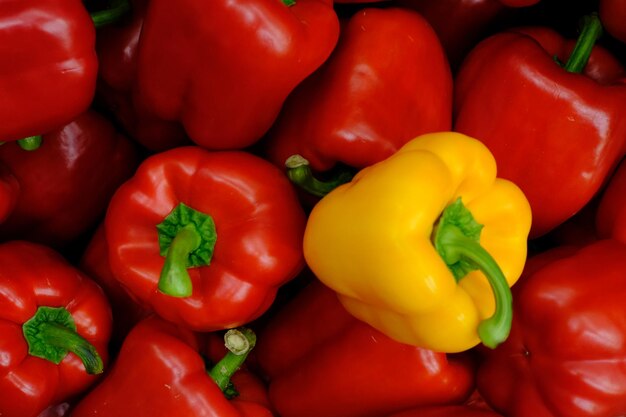 Close-up van rode paprika's voor verkoop op de markt