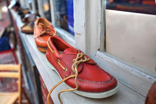 Foto close-up van rode schoenen die op een metalen stoel hangen