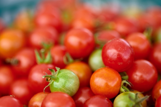 Close-up van rode tomaten die op de markt worden verkocht