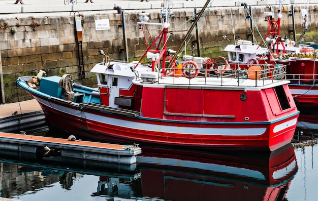 Close-up van rode vissersboten op zee in de haven van La Coruna, Galicië, Spanje.
