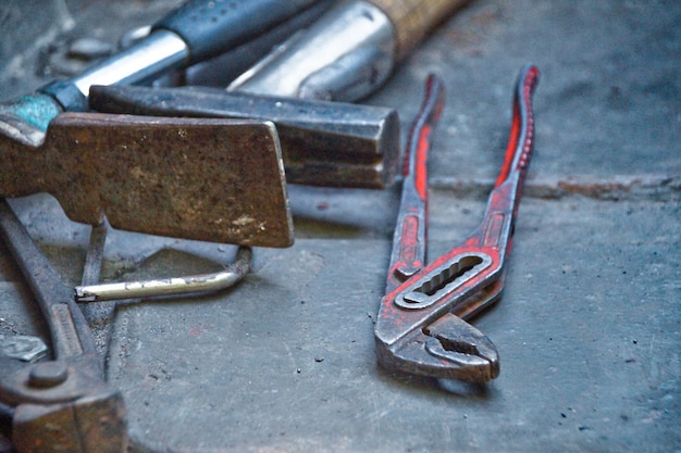 Foto close-up van roestige metalen werktuigen