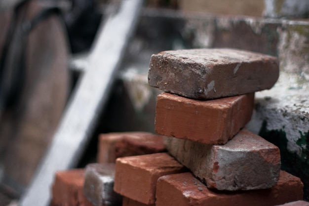 Close-up van roestige stapel op hout