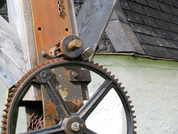 Foto close-up van roestige uitrusting tegen de muur